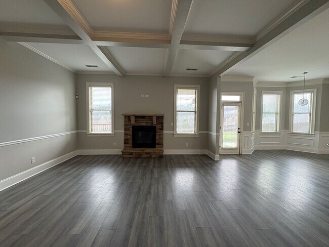 Foto del edificio - Beautiful 5 Bedroom Home with Massive Walk...