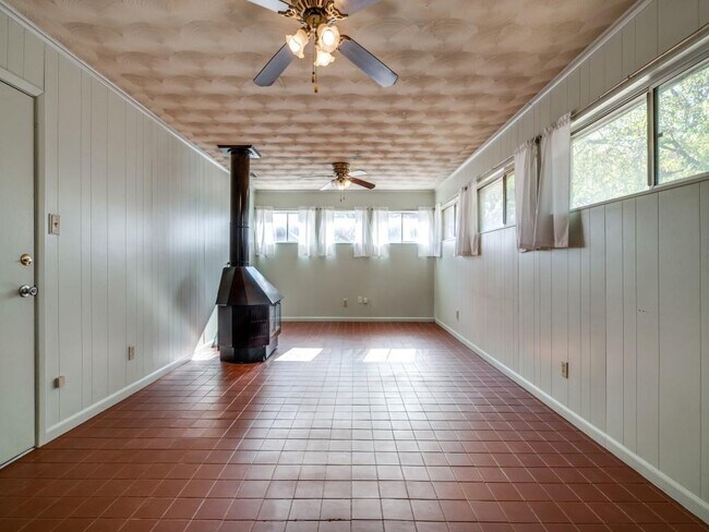 Building Photo - 1701 Chip-N-Dale Dr