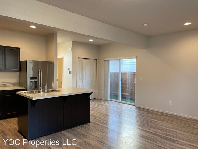 Building Photo - 3 br, 2.5 bath House - 536 NE 138th Place