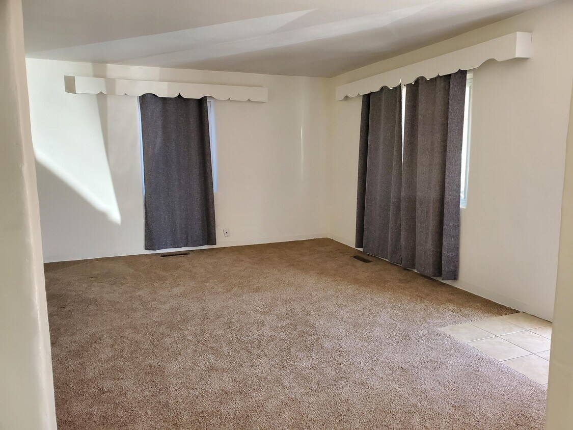 Foto principal - 1301 Princeton Dr NE