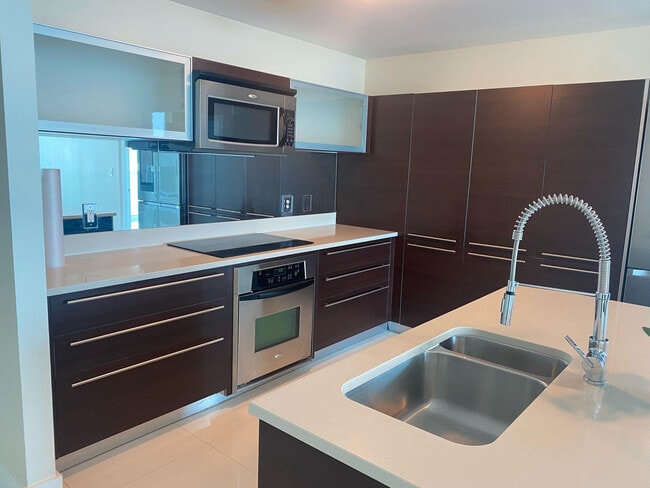 Building Photo - 1900 N Bayshore Dr