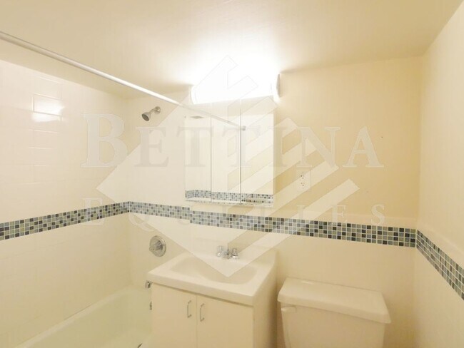 Building Photo - 212-214 E 73rd St
