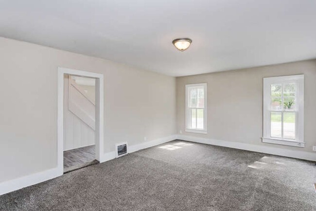 Building Photo - Available soon 12/27/24 in Newton! Spaciou...