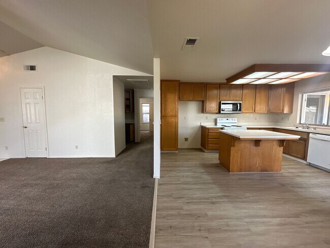 Foto del edificio - Walking Distance to Donnelly Park