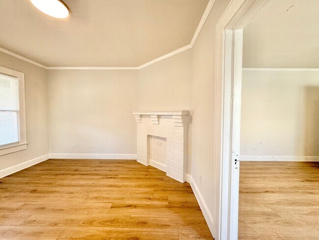 Foto del edificio - Updated 1 Bedroom Duplex  On Spring Garden St With Office- Water & Lawncare Included!