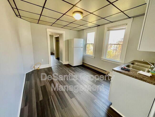 Building Photo - 946 Beaver Rd