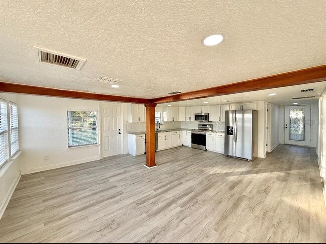 Foto del edificio - 715 E Silver Star Rd