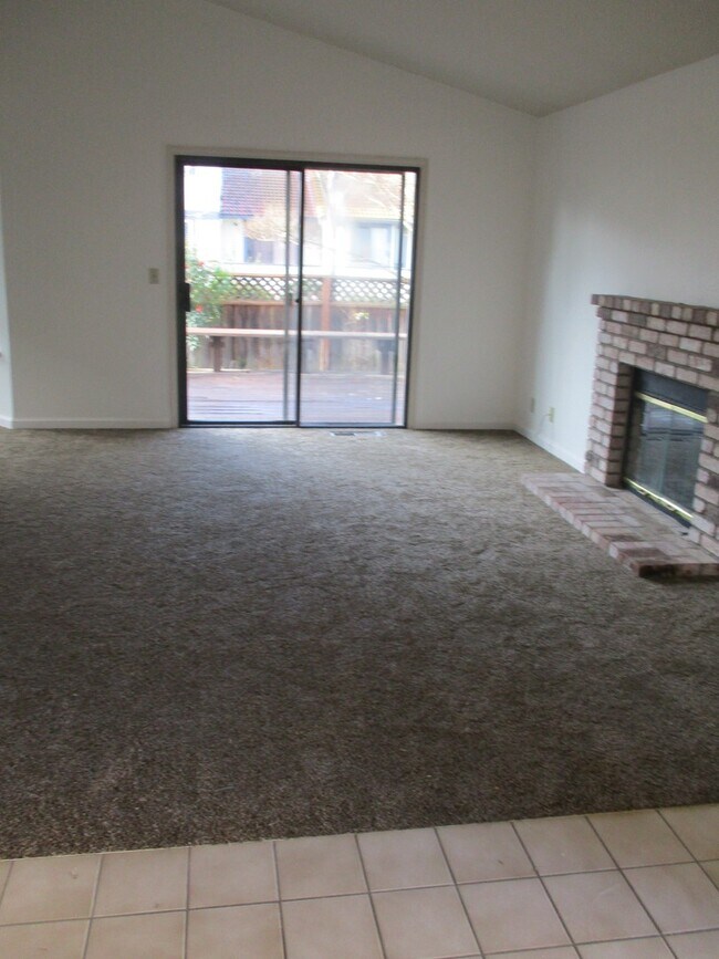 Foto del edificio - Single Family Home walking Distance to the Lab