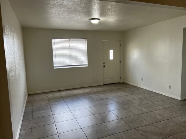 Foto del edificio - 5 bedroom 2.5 baths in Phoenix!!