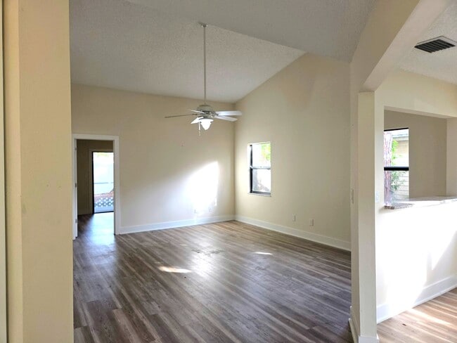 Foto del edificio - 1717 Needles Ln E