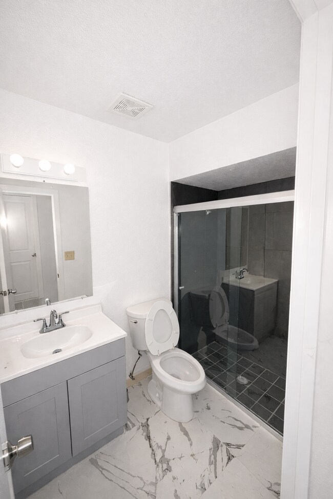 Foto del edificio - 1605 Common Dr