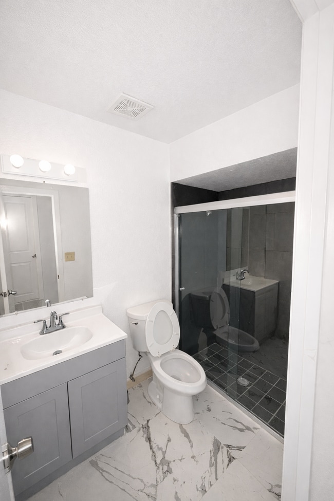 Building Photo - 1605 Common Dr