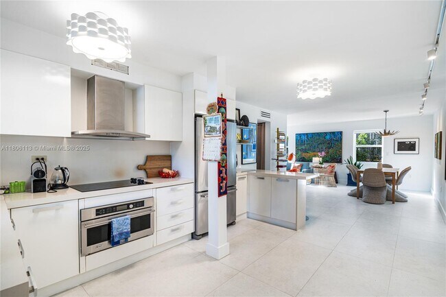Building Photo - 61 Collins Ave