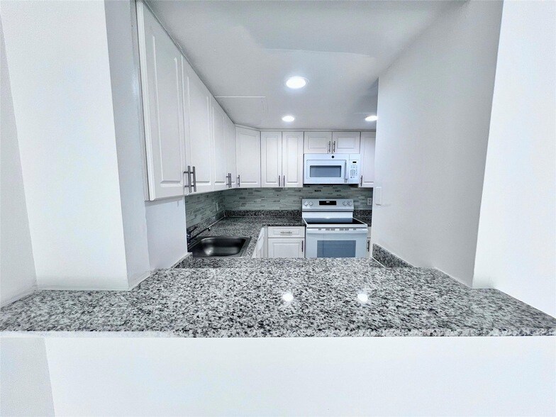Foto principal - 2580 NW 56th Ave