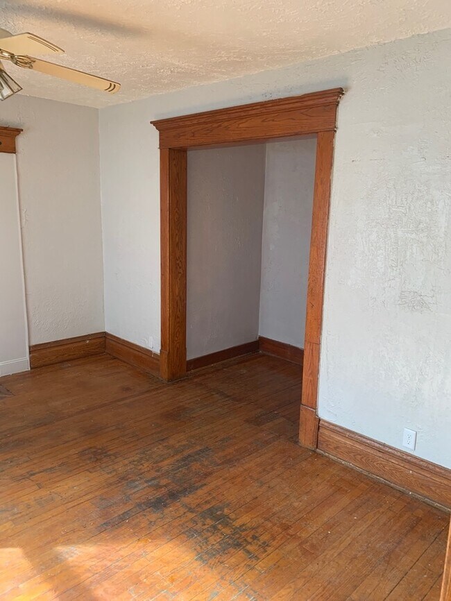 Building Photo - Main Floor 1.5 Bed 1 Bath Unit