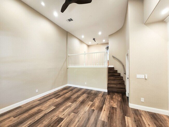 Building Photo - Spacious Townhouse in San Mateo