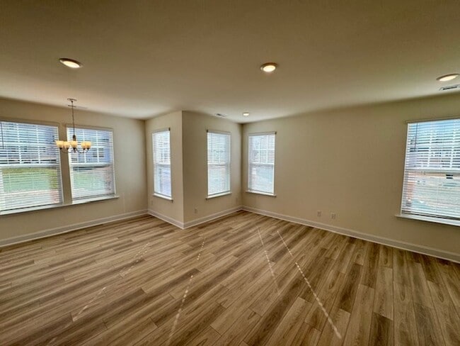 Building Photo - The Grove at Neill's Pointe