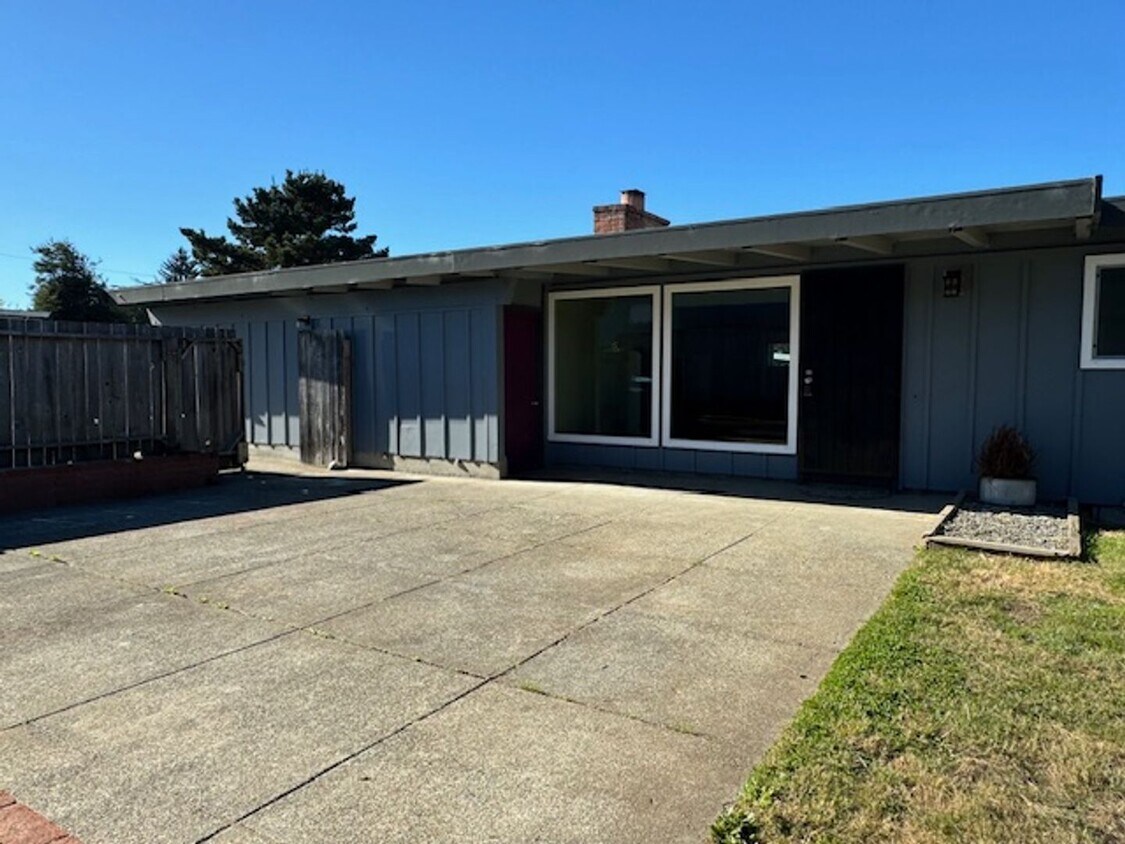 Primary Photo - Highland Park Mid-Century beauty 3/1 with ...