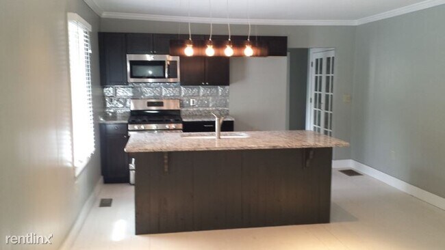 Foto del edificio - 121 Marble Mill Rd NW