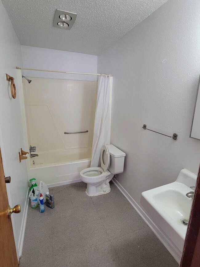 Building Photo - 813 Weatherly St
