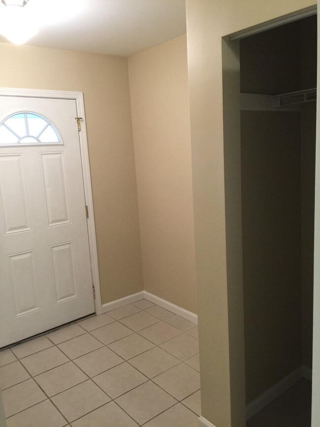 Entrada con suelo de baldosas - 8115 Kimball Dr