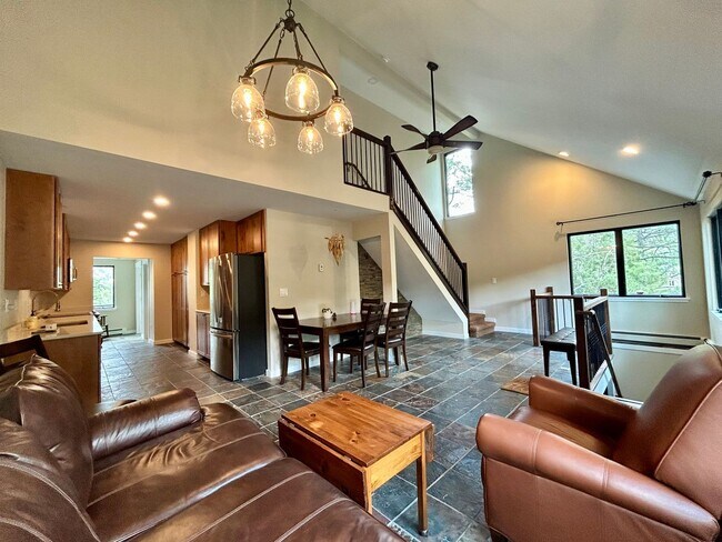 Foto del edificio - Beautiful 3Bd/3.5Ba Home Nestled in the Rockies