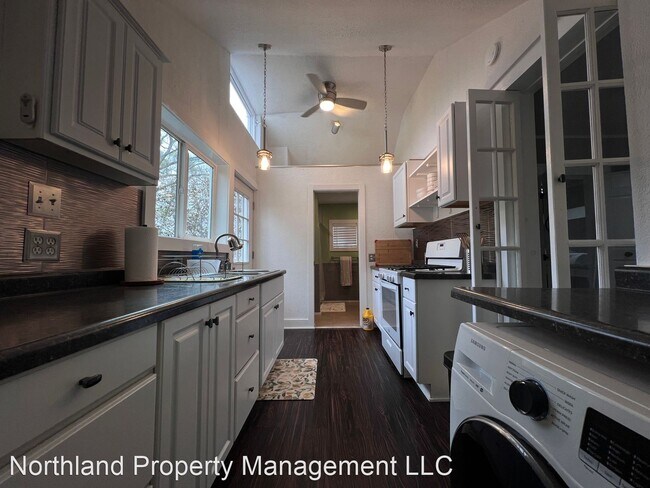 Foto del edificio - 2 br, 1 bath House - 863 E. Eighth St