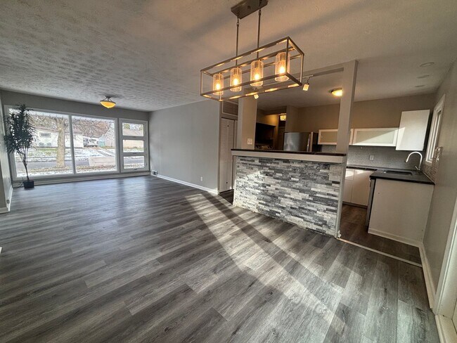 Building Photo - 3 Bedroom Single Family Home