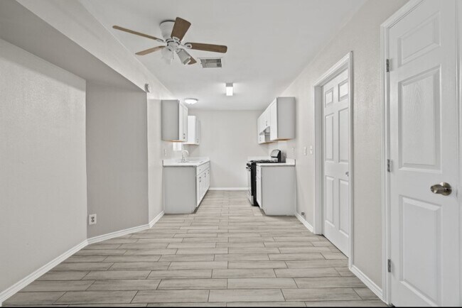 Foto del edificio - 6811 Feather Creek Dr