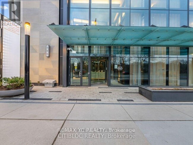 Building Photo - 585-585 Bloor St E