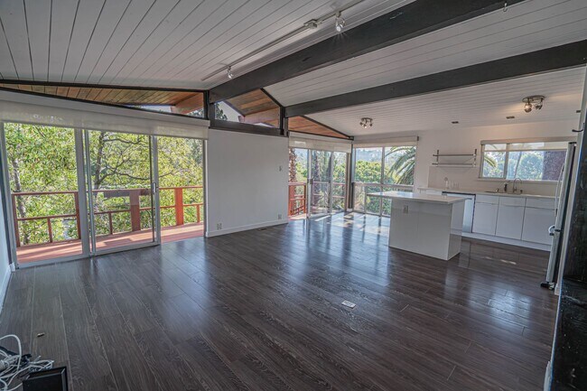 Foto del edificio - CALL TO BOOK!! Historic & Remodeled 2-Bedr...