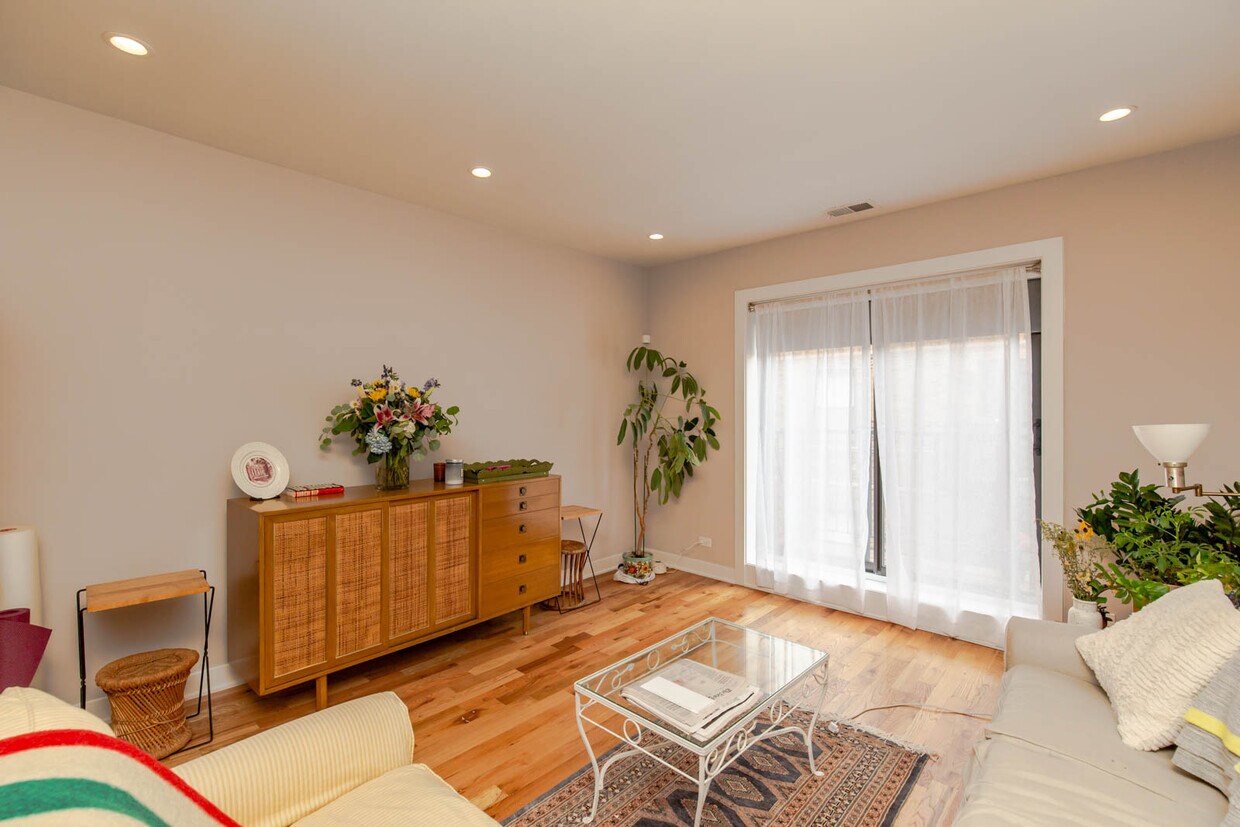 Foto principal - 928 W Oakdale Ave