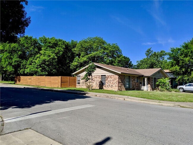 Building Photo - 619 Long Bow Ln
