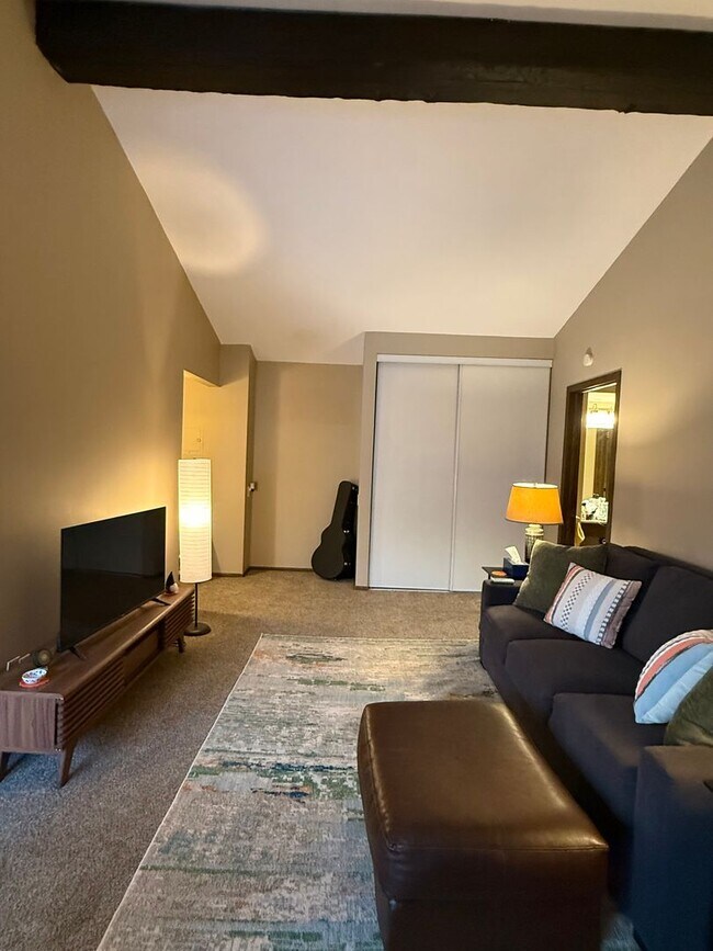 Foto del edificio - Spacious 2 bedroom in Hopkins