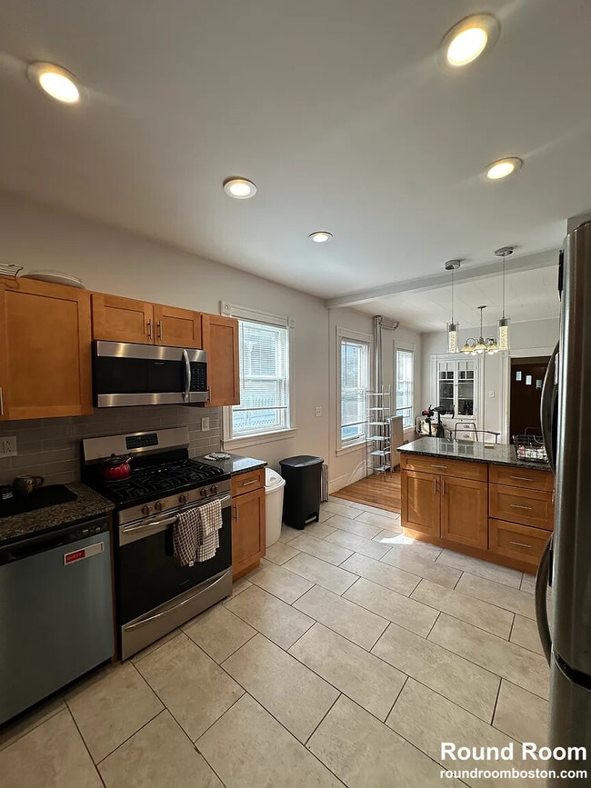 Building Photo - 384 Washington St