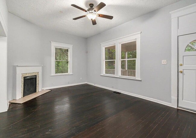 Building Photo - Spacious 3bd/2ba in Capitol View w/ Huge F...