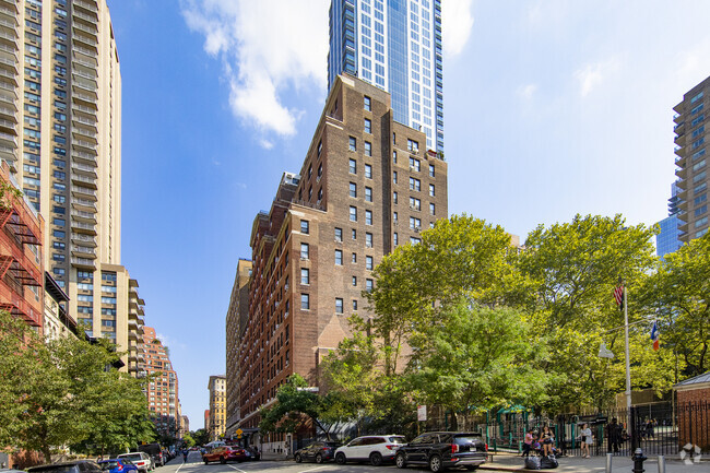 210 W 70th St New York, NY 10023 - Stonehenge 70