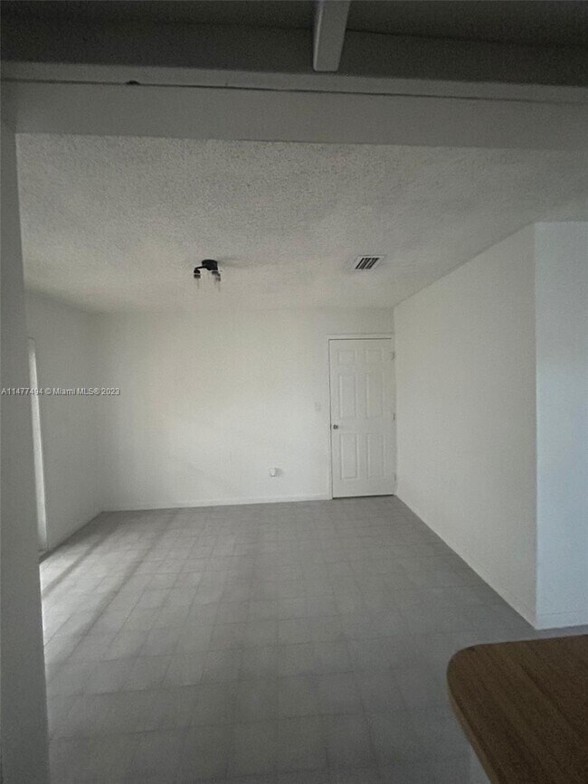 Foto del edificio - 3219 NW 6 St