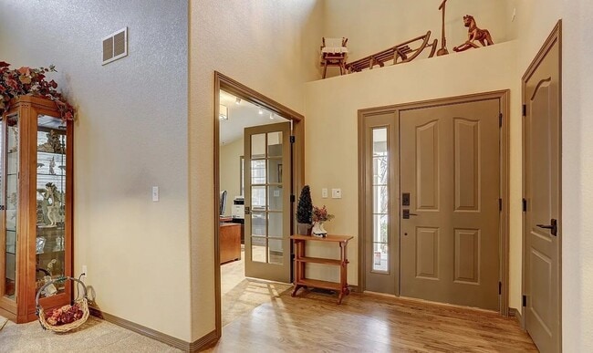 Building Photo - Light-Filled Longmont Gem with Elegant Fin...