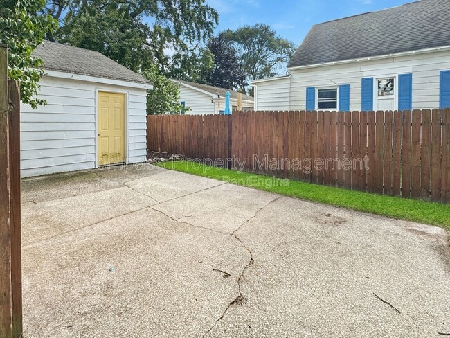 Building Photo - 144 N Elm St