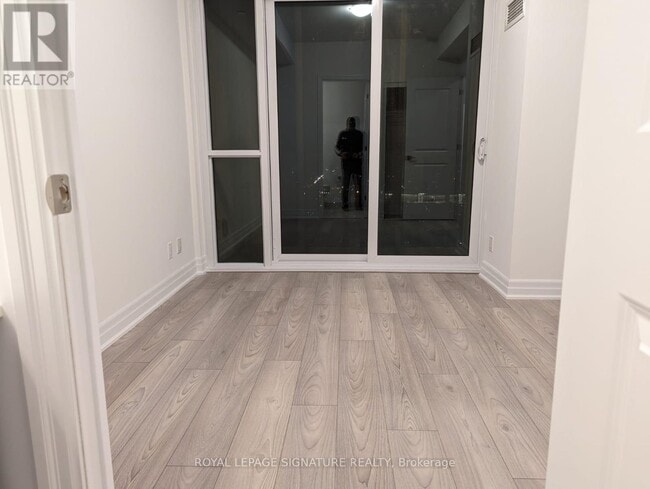 Photo du bâtiment - 36 Elm Dr W