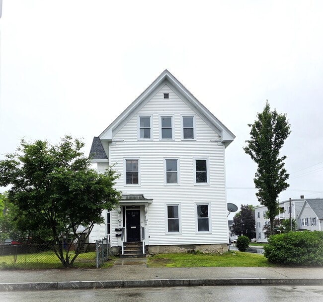 Large private fenced side yard - 357 Central St