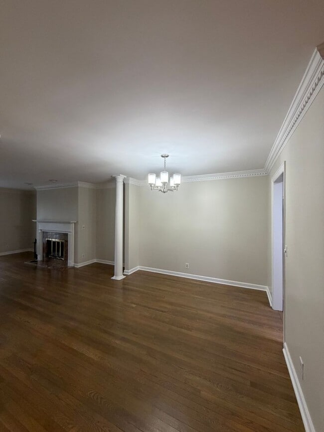 Building Photo - 3160 Hillsboro Pike