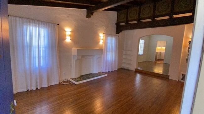 Building Photo - 618 N Orange Dr