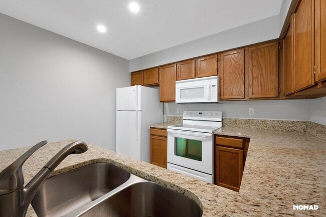 Building Photo - Spacious 2 Story Townhome + finished basem...