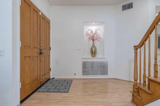 Foto del edificio - 1011 S Mountcrest Ct