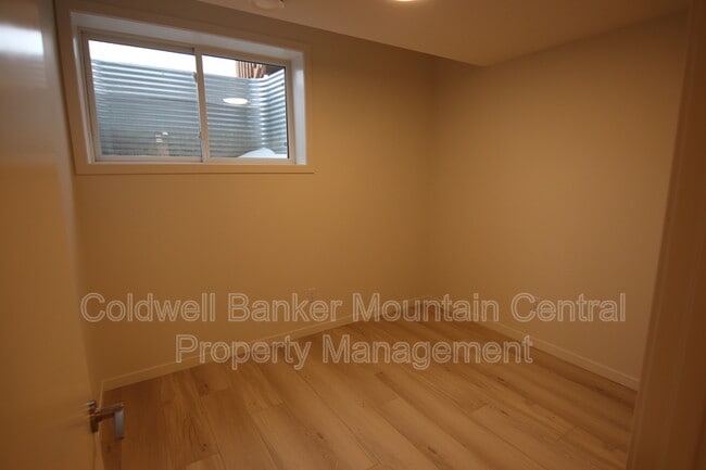 Building Photo - 343-330 30 St SW