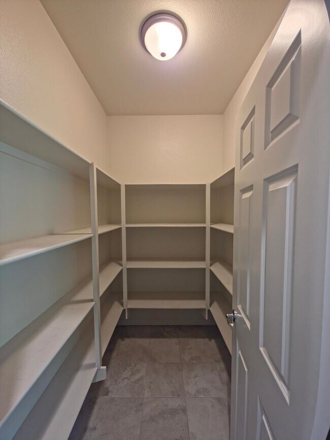 Foto del edificio - MOVE-IN READY 5+4 in Simi w/mountain views...