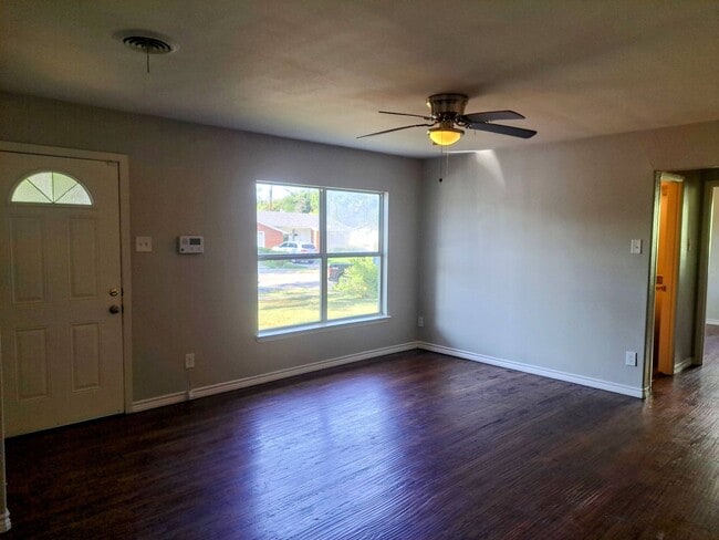 Foto del edificio - 3 Bed / 2 Bath / 1 Car Garage