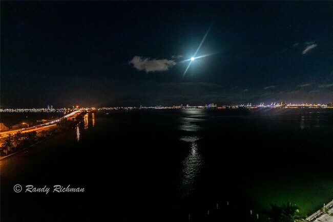 Foto del edificio - 600 NE 36th St